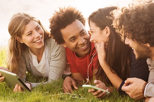 primer plano de grupo de amigos charlando acostados en un césped 